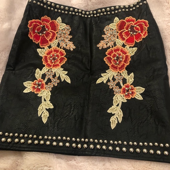 Black Embroidery Skirt - Picture 2 of 6